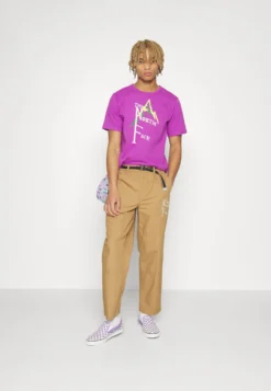 The North Face Ringer Tee - Camiseta Estampada - Purple Cactus Flower 11 The North Face Ringer Tee - Camiseta Estampada - Purple Cactus Flower -Fuerza PUMA 92df621648cf41c888eb7af5cdfbe407 scaled