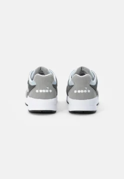 Diadora D-5000 S Unisex - Zapatillas - Aluminum -Fuerza PUMA 944f58bc8e82460392f23019b1bcd497 scaled