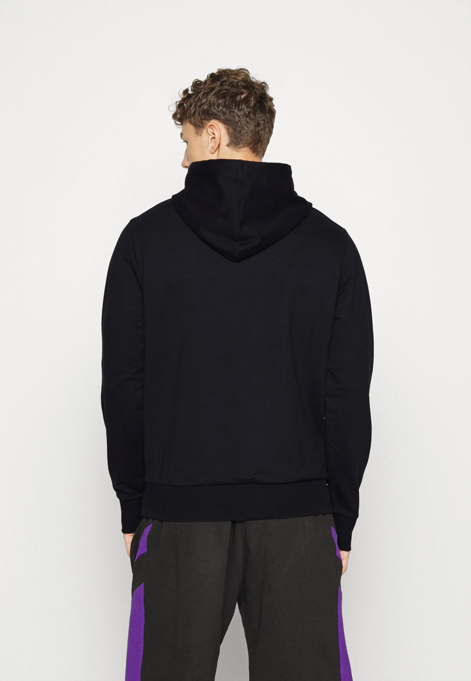 NEW ERA Nba Foil Print Hoody Los Angeles Lakers - Jersey Con Capucha - Black 3 NEW ERA Nba Foil Print Hoody Los Angeles Lakers - Jersey Con Capucha - Black - Imagen 3