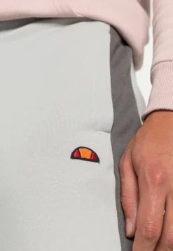 Ellesse Usato Track Pant - Pantalones Deportivos - Light Grey 9 Ellesse Usato Track Pant - Pantalones Deportivos - Light Grey -Fuerza PUMA 94b177c975e94fddba99c01559ac0d51 scaled