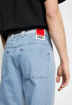 032c The Jean Unisex - Vaqueros Rectos - Light Blue 13 032c The Jean Unisex - Vaqueros Rectos - Light Blue -Fuerza PUMA 97bcd5847bf84dd9a48bcba178e36811 scaled