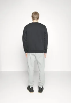 Nike Sportswear Club Crew - Sudadera - Black 11 Nike Sportswear Club Crew - Sudadera - Black -Fuerza PUMA 98549bc43c7e4df89114711e8f49dcc1 scaled