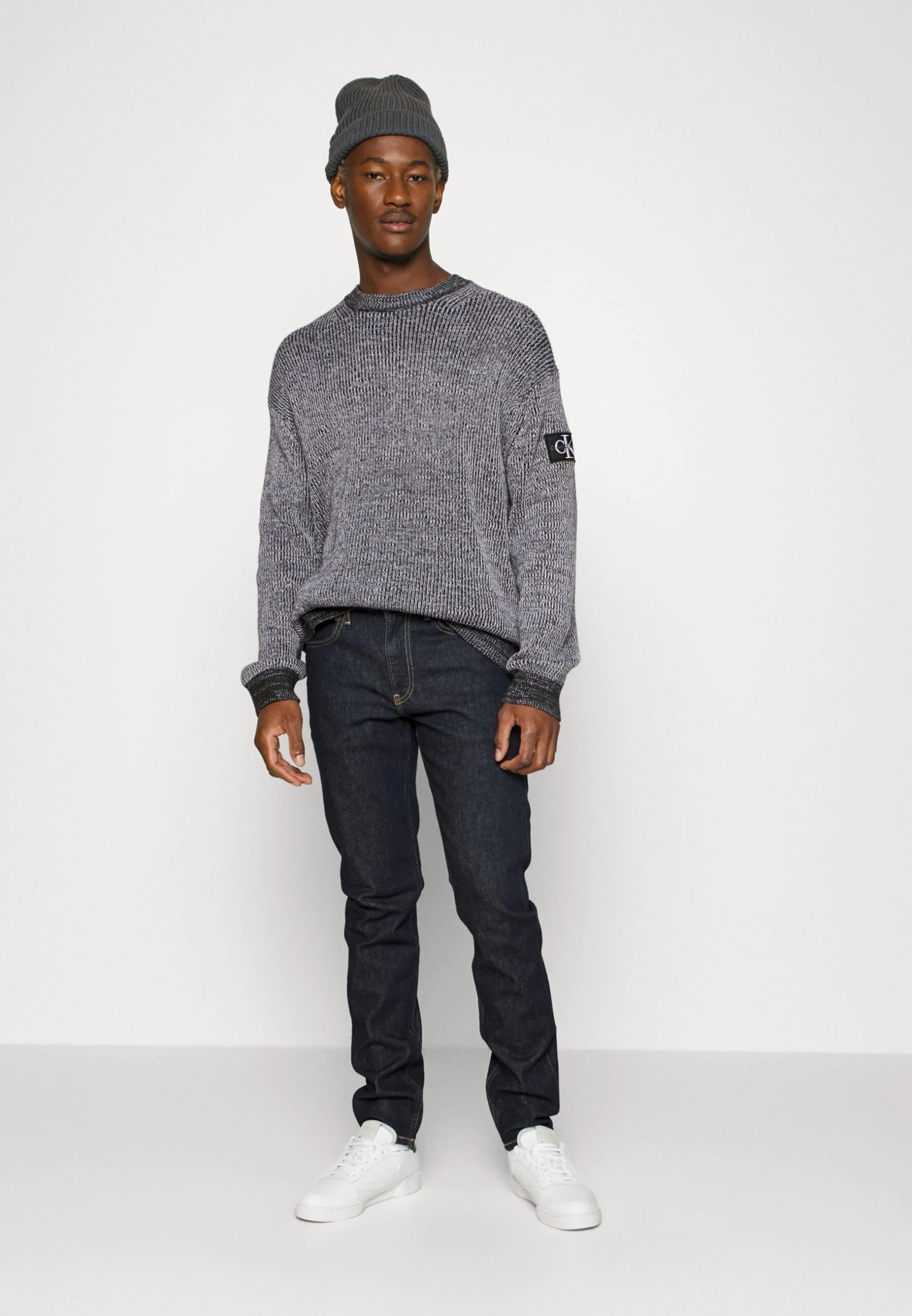 Calvin Klein Jeans Badge Plated Crew Neck - Jersey De Punto - Black/Bright White 5 Calvin Klein Jeans Badge Plated Crew Neck - Jersey De Punto - Black/Bright White - Imagen 5