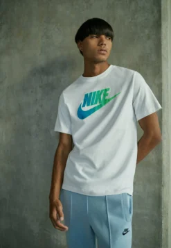 Nike Sportswear Tee - Camiseta Estampada - White -Fuerza PUMA 9a3a383ceeaf44d5bf4c8885adbd86ef scaled