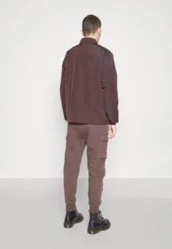 Nike Sportswear Coaches - Cortaviento - Brown Basalt/White 10 Nike Sportswear Coaches - Cortaviento - Brown Basalt/White -Fuerza PUMA 9c42948623084f3f962657b6d780be82 scaled