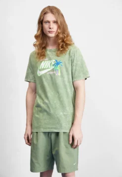 Nike Sportswear Tee Beach Party- Camiseta Estampada - Oil Green
