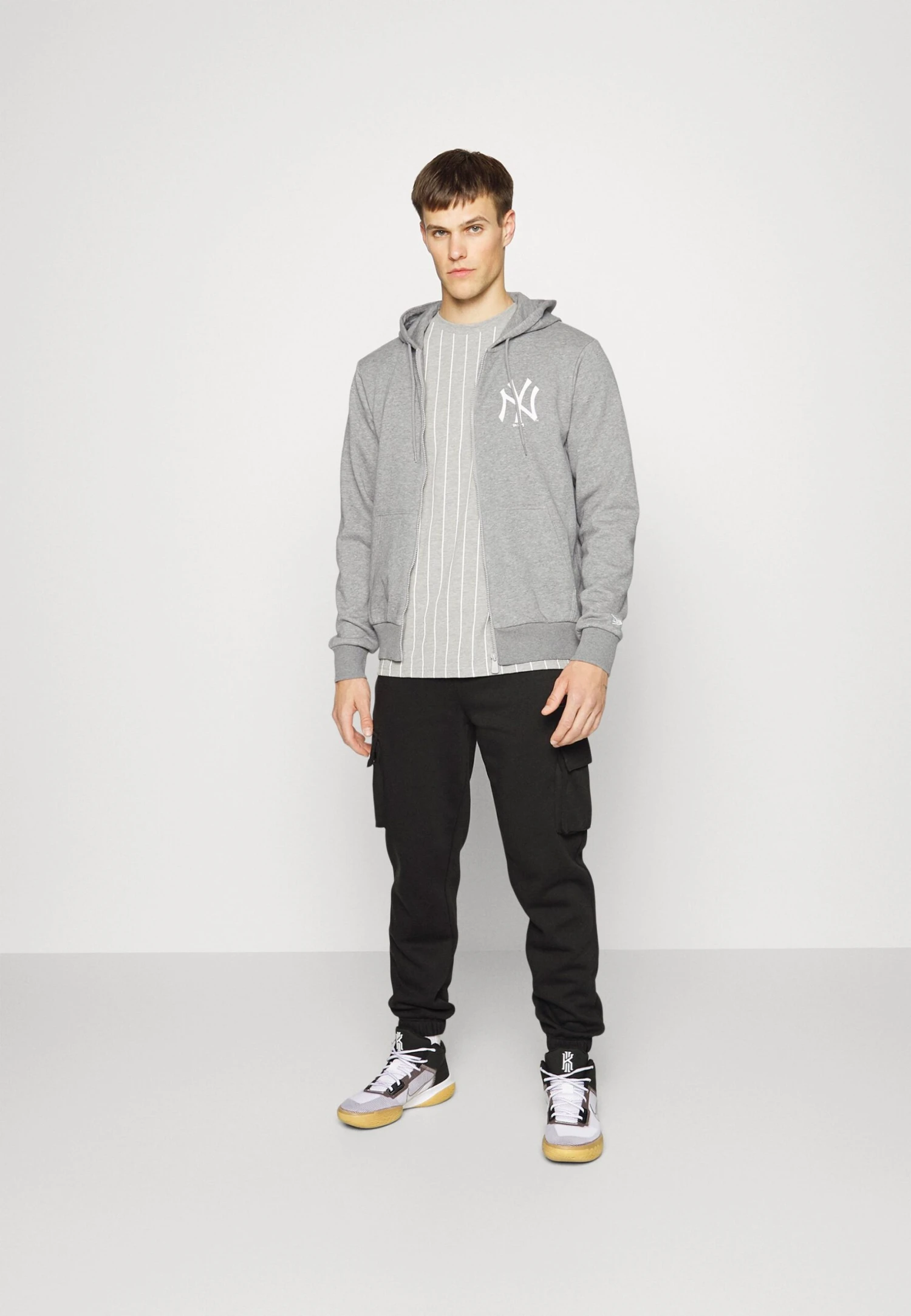 NEW ERA New York Yankees League Essential Full Zip Hoodie - Sudadera Con Cremallera - Light Grey/White 2 NEW ERA New York Yankees League Essential Full Zip Hoodie - Sudadera Con Cremallera - Light Grey/White - Imagen 2