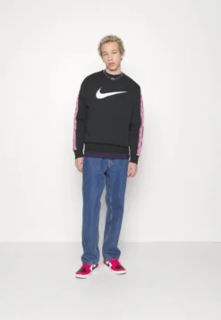 Nike Sportswear Repeat Crew - Sudadera - Black/Hyper Pink/White -Fuerza PUMA a1021a48274b46cd88764cbf20a44524 scaled