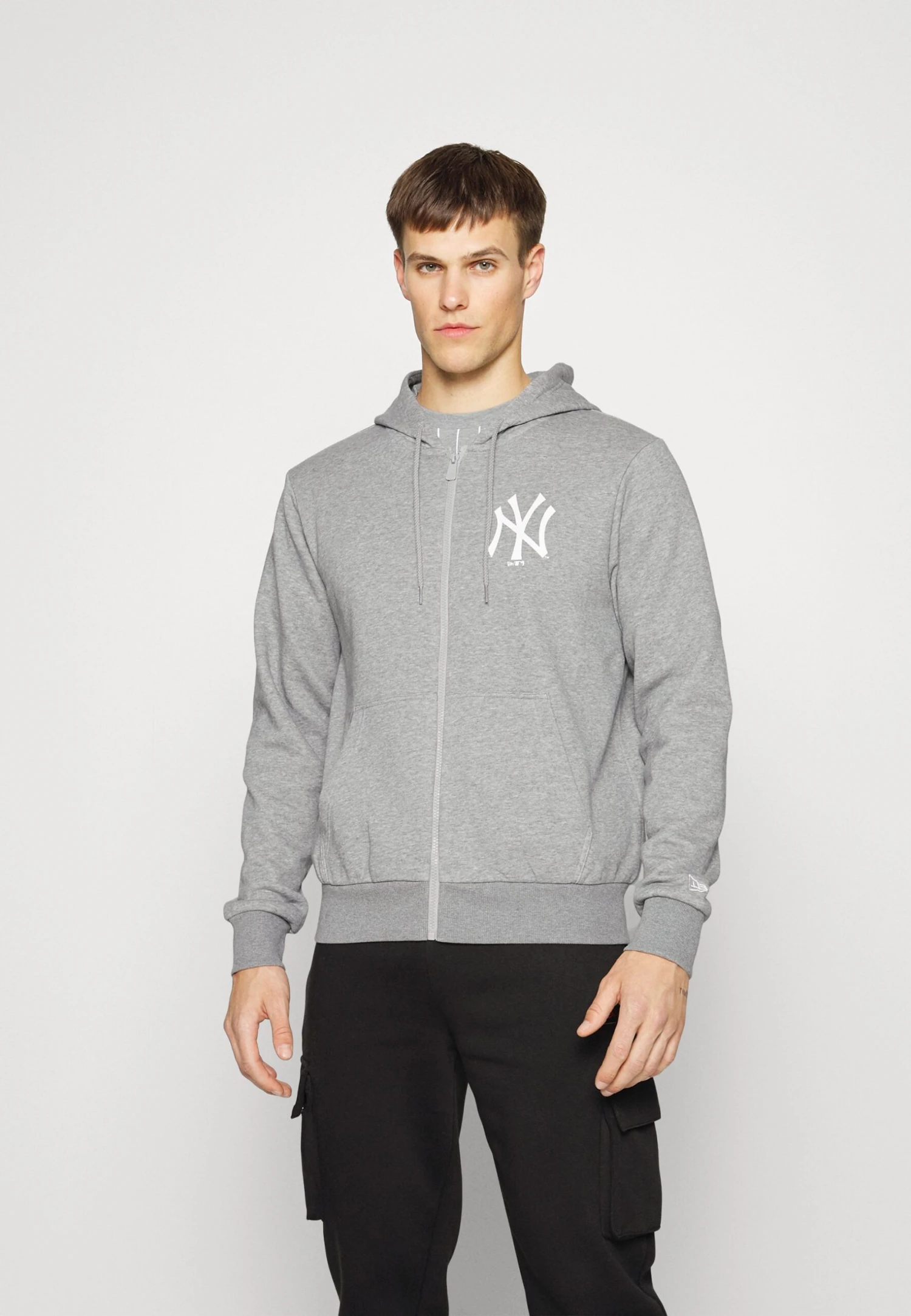 NEW ERA New York Yankees League Essential Full Zip Hoodie - Sudadera Con Cremallera - Light Grey/White 1 NEW ERA New York Yankees League Essential Full Zip Hoodie - Sudadera Con Cremallera - Light Grey/White
