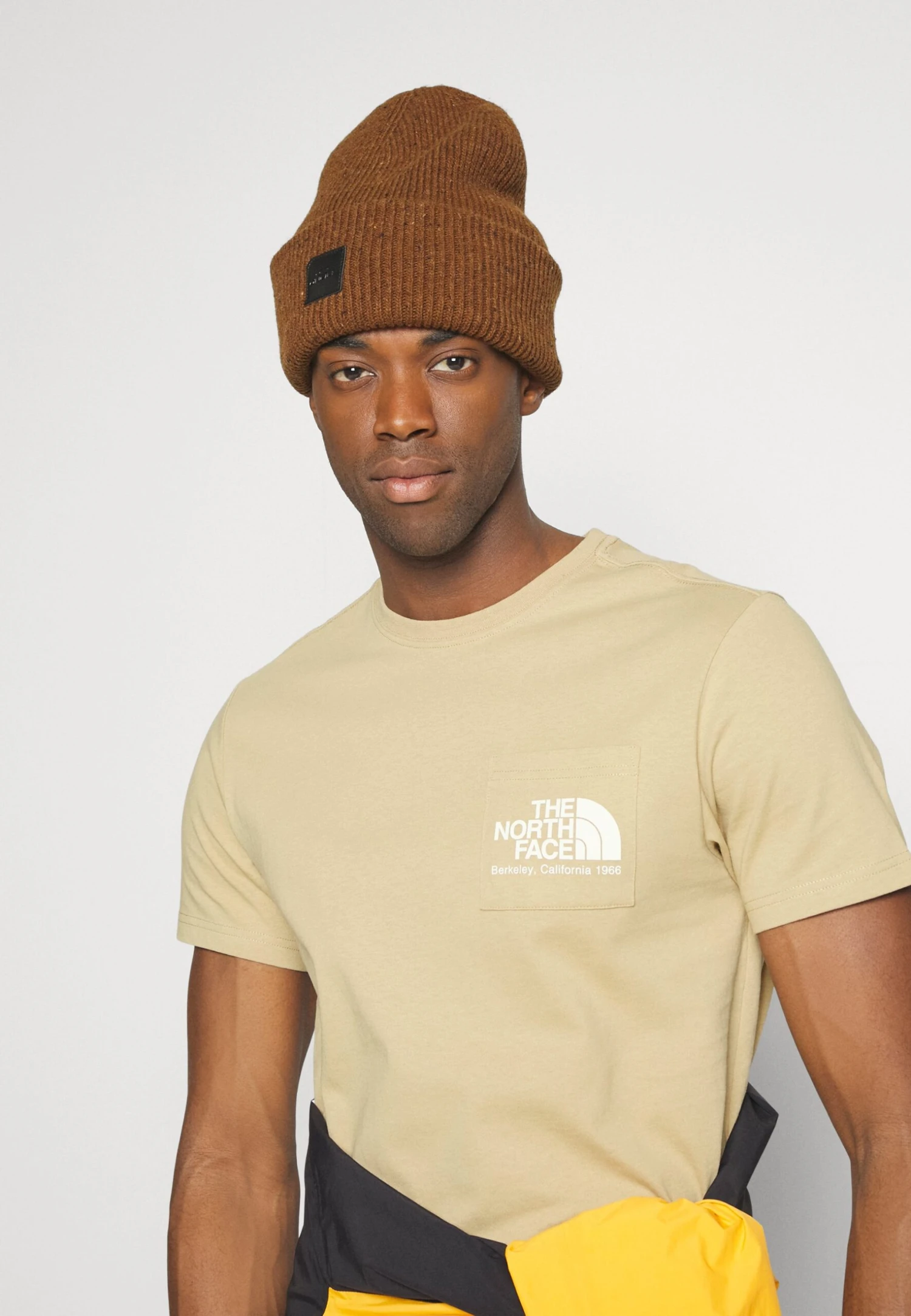 The North Face Berkeley California Pocket Tee- Camiseta Básica - Khaki Stone 4 The North Face Berkeley California Pocket Tee- Camiseta Básica - Khaki Stone - Imagen 4