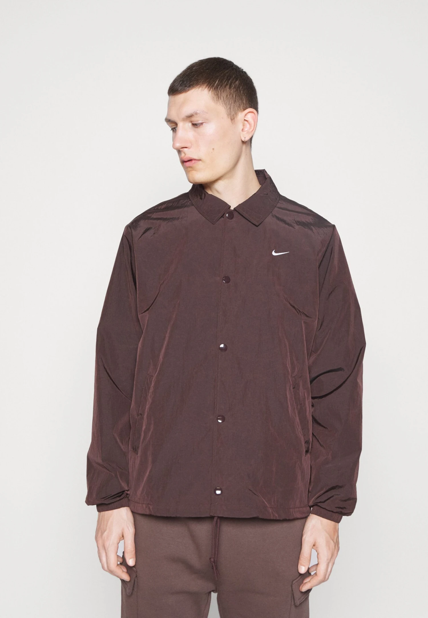 Nike Sportswear Coaches - Cortaviento - Brown Basalt/White 3 Nike Sportswear Coaches - Cortaviento - Brown Basalt/White - Imagen 3