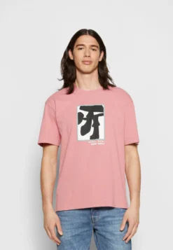 Edwin Shrooms Unisex - Camiseta Estampada - Dusty Rose 10 Edwin Shrooms Unisex - Camiseta Estampada - Dusty Rose -Fuerza PUMA b5e81903c60c4a43ad1648e896cdab45 scaled