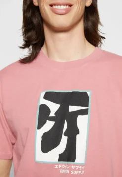 Edwin Shrooms Unisex - Camiseta Estampada - Dusty Rose 13 Edwin Shrooms Unisex - Camiseta Estampada - Dusty Rose -Fuerza PUMA b967cb42a645499d881f5af8d1850228 scaled