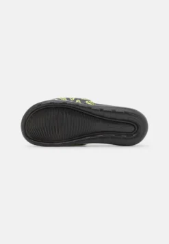 Nike Sportswear Victori One Slide Print - Sandalias Planas - Black/Volt 10 Nike Sportswear Victori One Slide Print - Sandalias Planas - Black/Volt -Fuerza PUMA cf1b53593c5b43bbbf6a7869c73b818d scaled