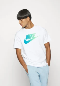 Nike Sportswear Tee - Camiseta Estampada - White -Fuerza PUMA d2f16c96af044f27a001a757df13156d scaled