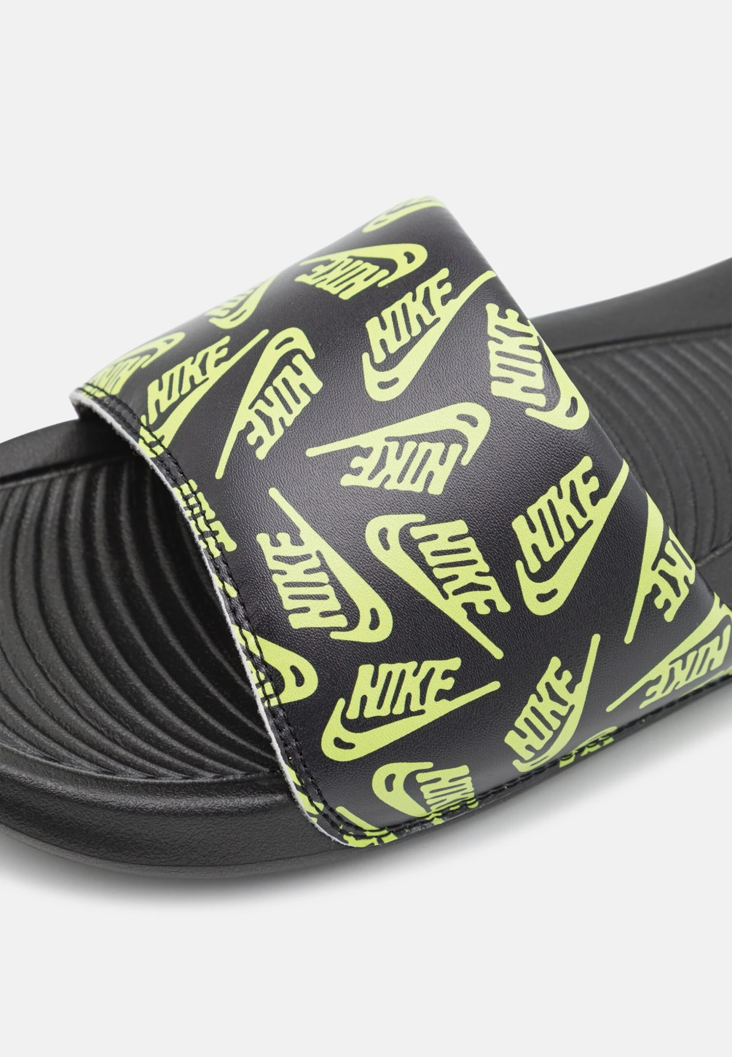 Nike Sportswear Victori One Slide Print - Sandalias Planas - Black/Volt 6 Nike Sportswear Victori One Slide Print - Sandalias Planas - Black/Volt - Imagen 6