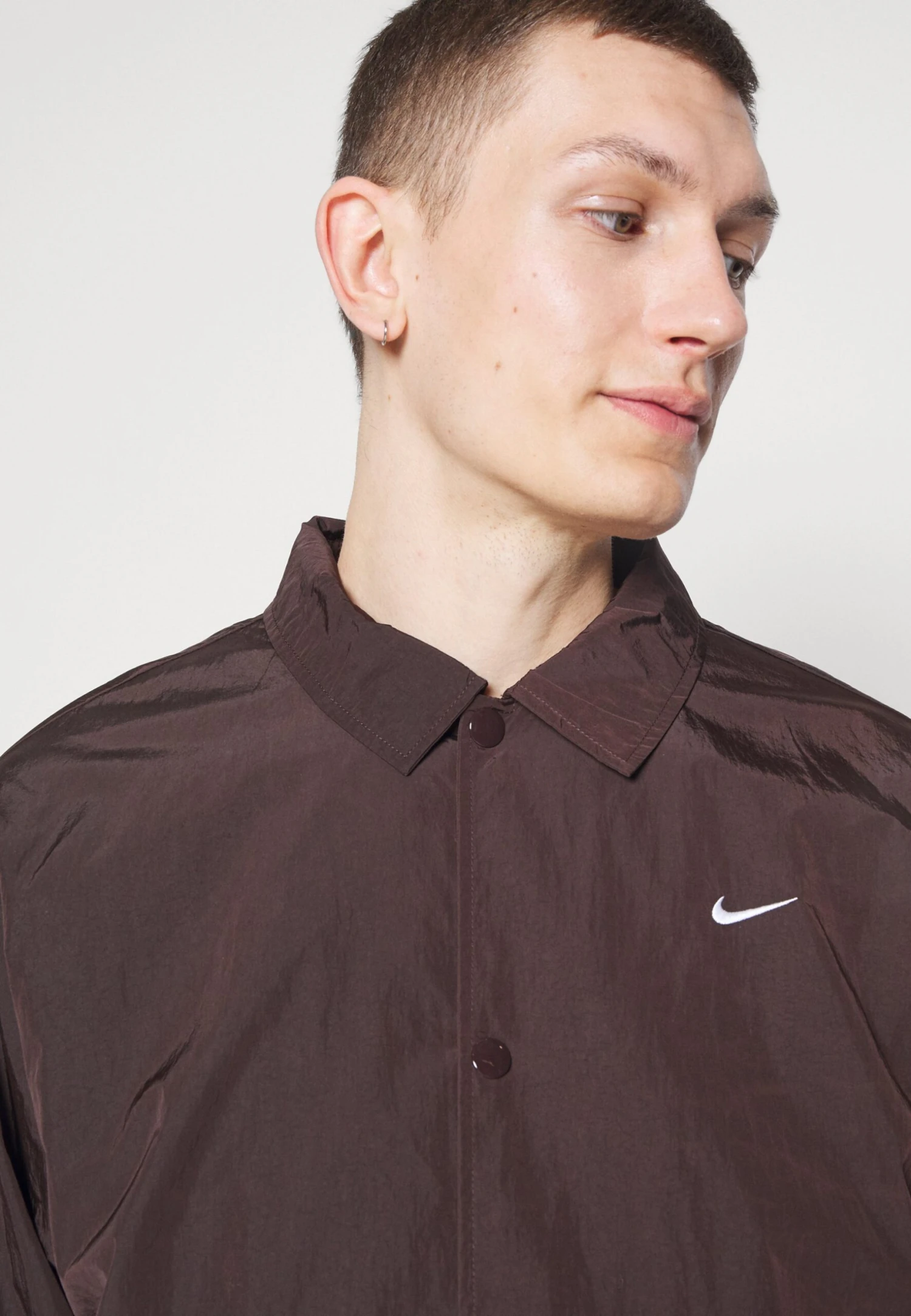 Nike Sportswear Coaches - Cortaviento - Brown Basalt/White 7 Nike Sportswear Coaches - Cortaviento - Brown Basalt/White - Imagen 7