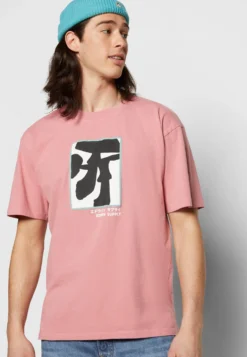 Edwin Shrooms Unisex - Camiseta Estampada - Dusty Rose 12 Edwin Shrooms Unisex - Camiseta Estampada - Dusty Rose -Fuerza PUMA d7cfab44bcfa4e10aaeece8d1b81ad56 scaled