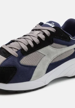 Diadora D-5000 S Unisex - Zapatillas - Grey Ash Dust/Black 11 Diadora D-5000 S Unisex - Zapatillas - Grey Ash Dust/Black -Fuerza PUMA d8542fa1e9b34524909b9fd8f3a9c0fd scaled