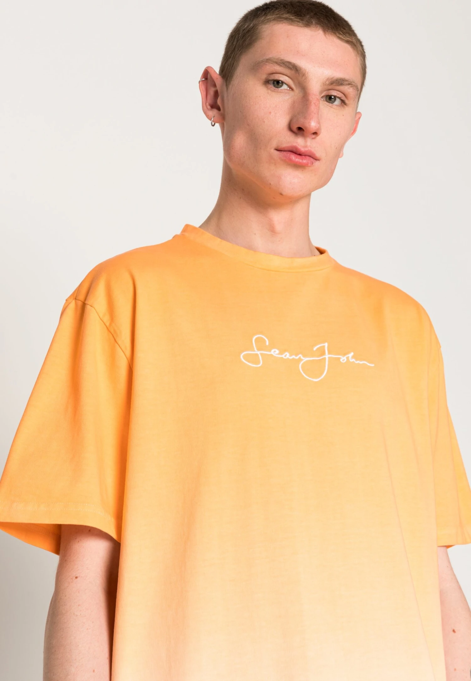 Sean John Script Logo Gradient Tee - Camiseta Estampada -Coral 5 Sean John Script Logo Gradient Tee - Camiseta Estampada -Coral - Imagen 5