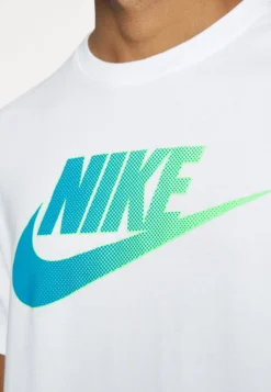 Nike Sportswear Tee - Camiseta Estampada - White -Fuerza PUMA d9ba481c788a48e0aff3a740863a7e50 scaled