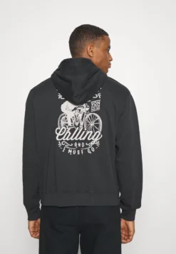Von Dutch Archive- Sudadera - Black 12 Von Dutch Archive- Sudadera - Black -Fuerza PUMA db9d3da1c6504843b7f2a718dc9cab05 scaled