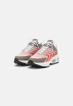 Nike Sportswear Air Max- Zapatillas - Light Bone/Red Clay/Olive Grey/Summit White/Black 11 Nike Sportswear Air Max- Zapatillas - Light Bone/Red Clay/Olive Grey/Summit White/Black -Fuerza PUMA df100e58093941c3b40734268fe73b53 scaled