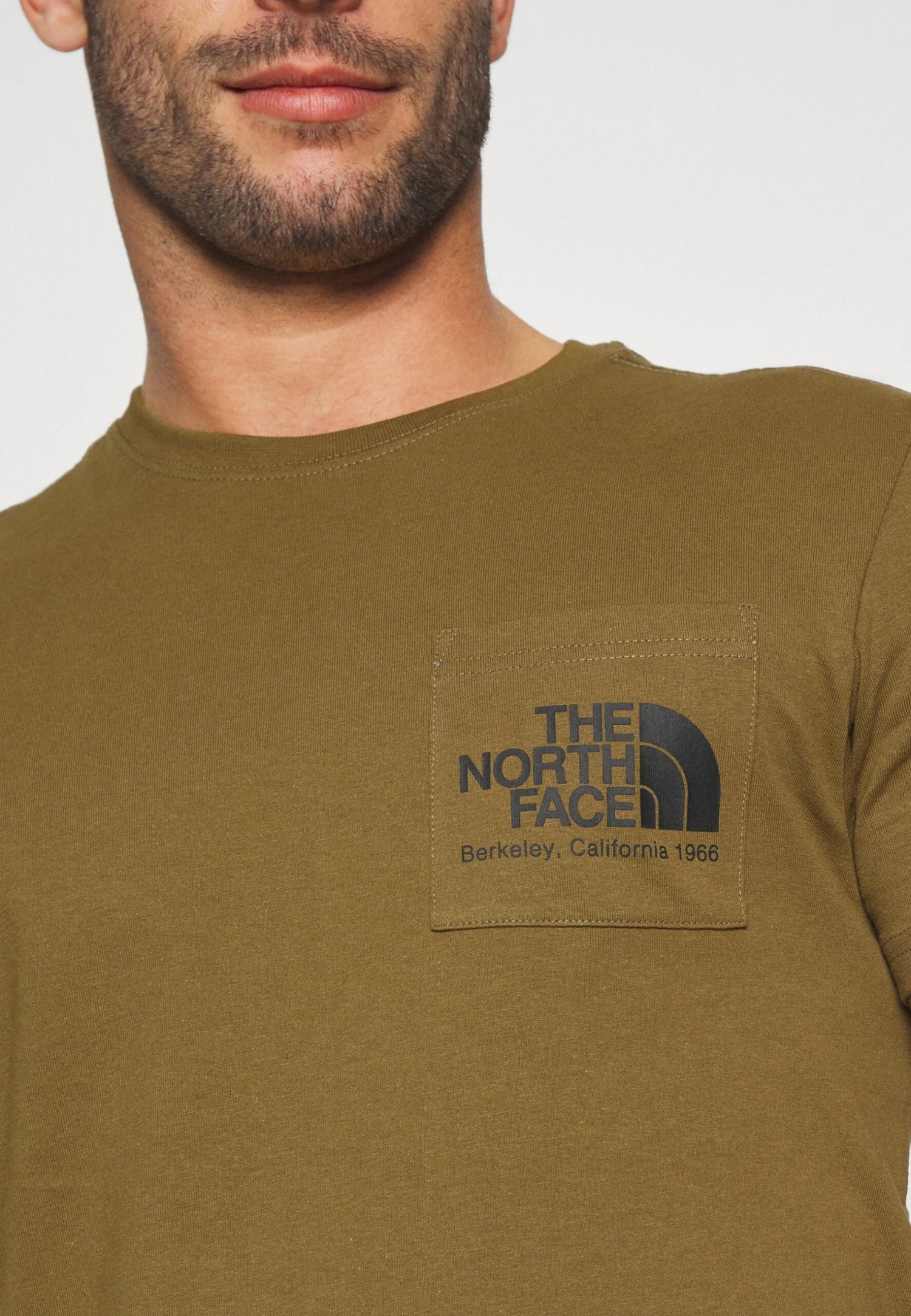The North Face Berkeley California Pocket Tee- Camiseta Básica - Military Olive 5 The North Face Berkeley California Pocket Tee- Camiseta Básica - Military Olive - Imagen 5