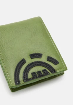 Element Daily Wallet Unisex - Monedero - Oil Green 11 Element Daily Wallet Unisex - Monedero - Oil Green -Fuerza PUMA ebe8dcd4e8fc4d26bb35520ba43c5818 scaled